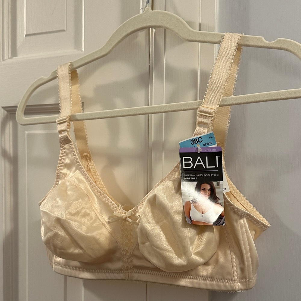 Bali Women's Cream Color Bra New with Tags